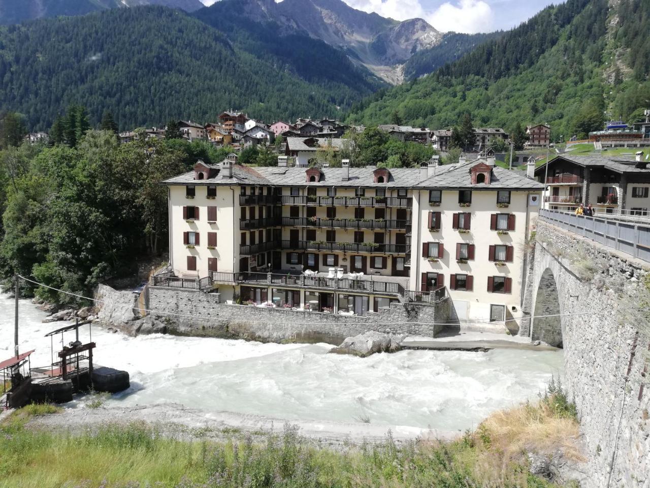Hotel Tavernier Courmayeur Exterior photo